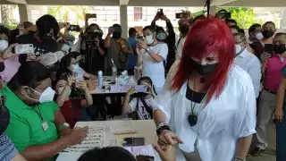 La gobernadora de Campeche acudió a votar a la escuela primaria  'Héctor Pérez Martínez'