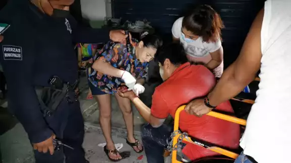 El hombre resultó con una herida en la muñeca, por lo que fue atendido por vecinos del lugar El hombre resultó con una herida en la muñeca, por lo que fue atendido por vecinos del lugar
