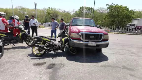 El conductor de la motocicleta fue atendido por paramédicos El conductor de la motocicleta fue atendido por paramédicos