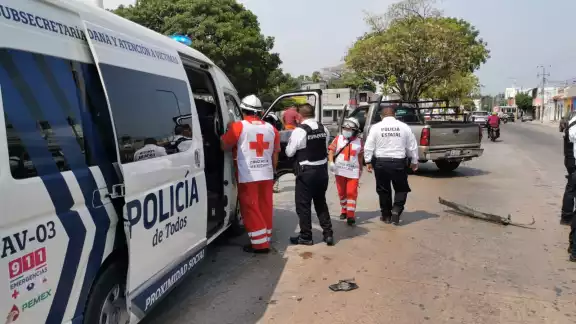 Los policías fueron atendidos por paramédicos Los policías fueron atendidos por paramédicos