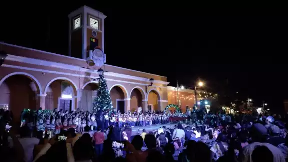 El árbol navideño fue encendido a la cuenta regresiva de 10 El árbol navideño fue encendido a la cuenta regresiva de 10