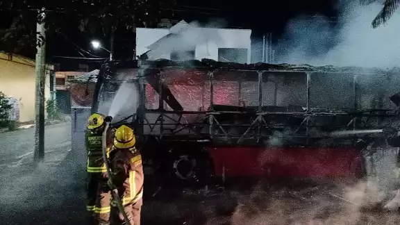 El autobús fue consumido por las llamas en plena Avenida Kabah en Cancún; el chofer resultó ileso El autobús fue consumido por las llamas en plena Avenida Kabah en Cancún; el chofer resultó ileso