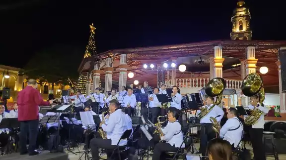 La Plaza Independencia de Campeche se encuentra llena de ambiente navideño La Plaza Independencia de Campeche se encuentra llena de ambiente navideño