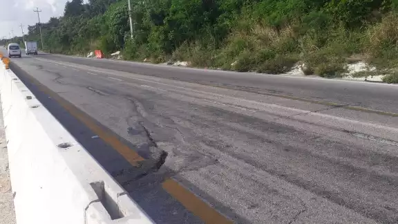 La SCT en Quintana Roo asegura que las grietas no son de ahora, y que afectaron la circulación en la carretera Cancún-Playa La SCT en Quintana Roo asegura que las grietas no son de ahora, y que afectaron la circulación en la carretera Cancún-Playa