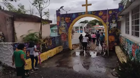 Celebraron una misa en el panteón antiguo en honor del Día de Muertos Celebraron una misa en el panteón antiguo en honor del Día de Muertos