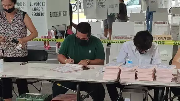 Cinco policías intentaron votar en la casilla especial, pero se atrasaron con la firma de boletas Cinco policías intentaron votar en la casilla especial, pero se atrasaron con la firma de boletas