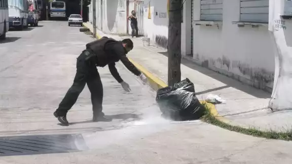 Los policías echaron cal a la bolsa y limpiaron la sangre