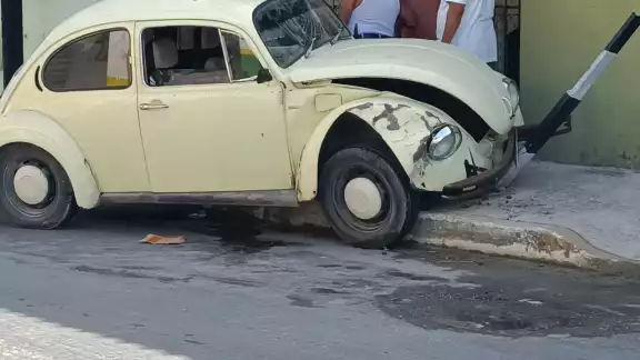 El abuelito también chocó contra un auto estacionado