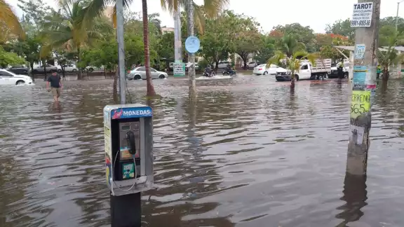 Las calles de Cancún lucen inundadas por las fuertes lluvias de este sábado Las calles de Cancún lucen inundadas por las fuertes lluvias de este sábado