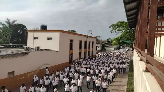 El desfile partió a un costado de las instalaciones de la extienda del ISSSTE