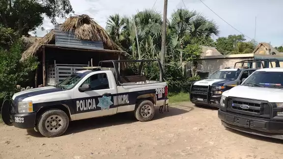 Unidades de la Policía Municipal y de Investigación llegaron a la comunidad de Señor en Carrillo Puerto para las diligencias correspondientes sobre el presunto 'levantón' Unidades de la Policía Municipal y de Investigación llegaron a la comunidad de Señor en Carrillo Puerto para las diligencias correspondientes sobre el presunto 'levantón'