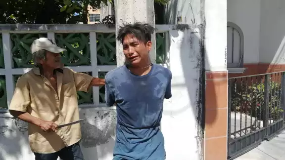 El joven afirma que solo buscaba comida y agua pero vecinos lo relacionaron a un robo previo El joven afirma que solo buscaba comida y agua pero vecinos lo relacionaron a un robo previo
