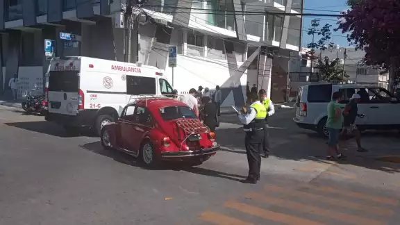 La grúa tuvo que llegar para llevarse al bocho al taller
