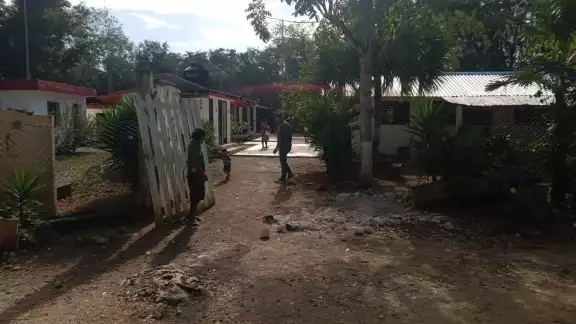 En horas de la madrugada que los ladrones ingresaron al plantel para trepar al sitio donde se tenían instalados los paneles
