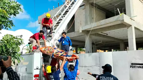 El hombre fue trasladado al hospital luego de que los Bomberos lograron descenderlo del edificio