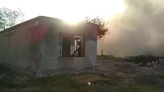 El incendio provoca una nube de humo muy densa El incendio provoca una nube de humo muy densa