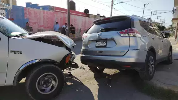 Choque entre camionetas en Fraccionamiento Maderas Choque entre camionetas en Fraccionamiento Maderas