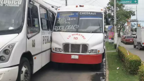 La vialidad se mantuvo cerrada por casi 20 minutos tras la colisión de estas dos unidades