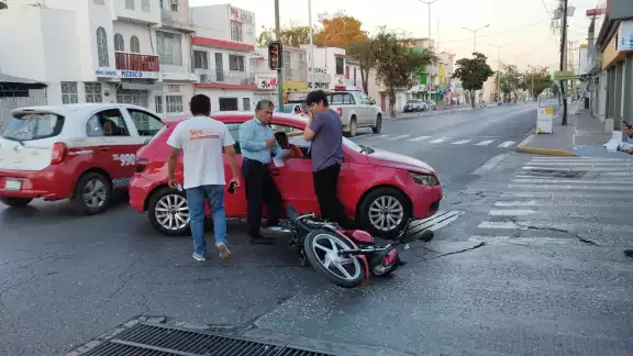 El impactó de una motocicleta contra una automóvil en Campeche dejó dos personas lesionadas El impactó de una motocicleta contra una automóvil en Campeche dejó dos personas lesionadas