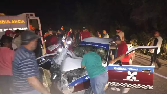 Choque de taxi contra camión en Escárcega Choque de taxi contra camión en Escárcega