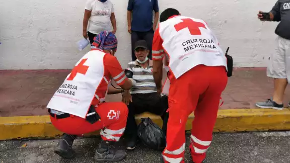 Mientras unos trataban de estabilizarlo, otros llamaban a los servicios de emergencia Mientras unos trataban de estabilizarlo, otros llamaban a los servicios de emergencia