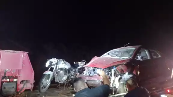 Luego del impacto ambos vehículos terminaron fuera de la carretera de Motul a Mérida Luego del impacto ambos vehículos terminaron fuera de la carretera de Motul a Mérida