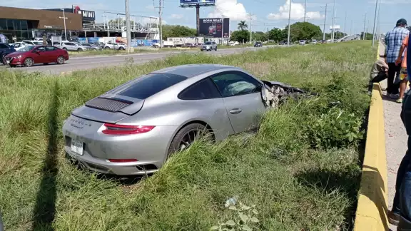 El auto Porche quedó con graves daños materiales en la vía Mérida-Progreso El auto Porche quedó con graves daños materiales en la vía Mérida-Progreso