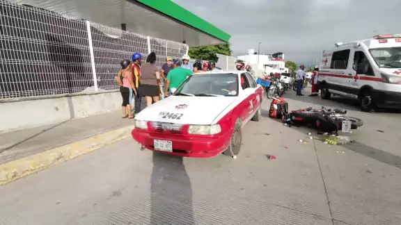 La motocicleta se impactó por alcance con el taxi; testigos aseguran que el joven iba viendo su celular antes del choque. Foto: Ricardo Jiménez La motocicleta se impactó por alcance con el taxi; testigos aseguran que el joven iba viendo su celular antes del choque. Foto: Ricardo Jiménez