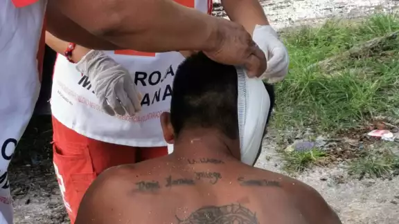 Personal de la Cruz Roja atendió la herida de la persona lesionada. Foto: Ricardo Jiménez Personal de la Cruz Roja atendió la herida de la persona lesionada. Foto: Ricardo Jiménez