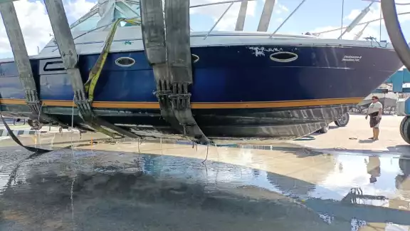 El lujoso yate presentaba daños en la parte de abajo El lujoso yate presentaba daños en la parte de abajo