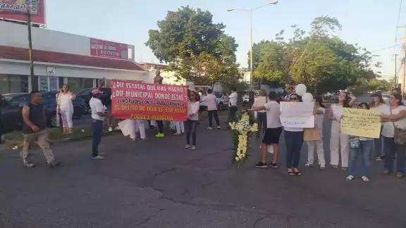 Las personas pusieron veladoras y flores en el busto del doctor Dajer, donde cayó el cuerpo del menor. Las personas pusieron veladoras y flores en el busto del doctor Dajer, donde cayó el cuerpo del menor.