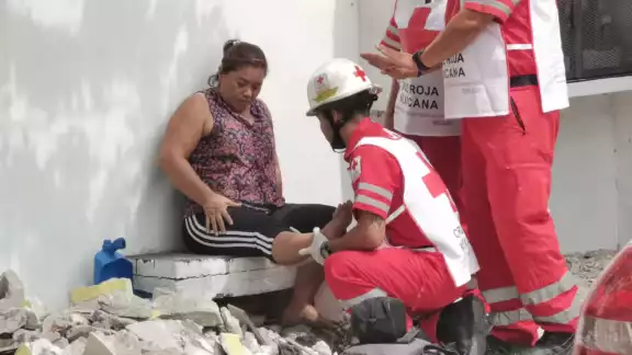 Paramédicos de la Cruz Roja atendieron a la mujer
