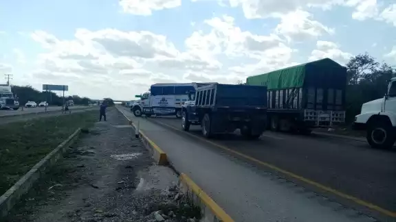 La vía continúa cerrada La vía continúa cerrada
