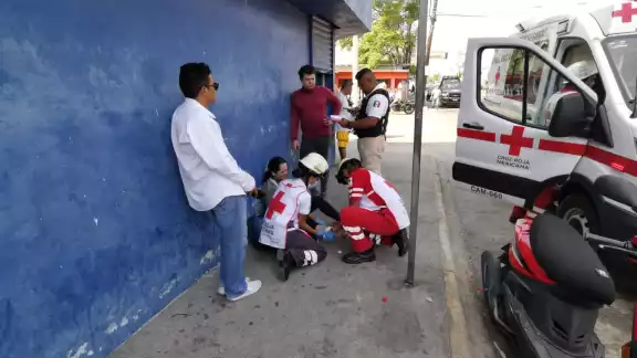 La motociclista presentó una herida en el tobillo tras el choque