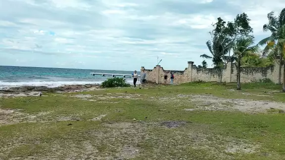 Además, hubo fuerte oleaje, lo que aumentaba el riesgo para los usuarios poco duchos; debido a esto, escasas personas se aventuraban a ingresar al agua Además, hubo fuerte oleaje, lo que aumentaba el riesgo para los usuarios poco duchos; debido a esto, escasas personas se aventuraban a ingresar al agua