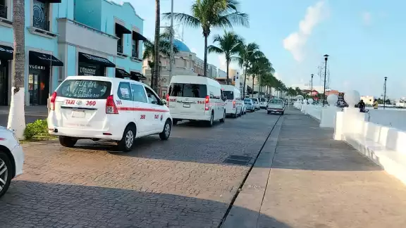 Fueron cerca de 50 unidades de taxis que recorrieron la principal avenida