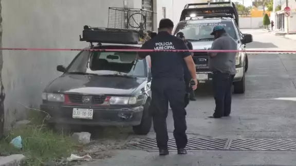 La policía municipal entregó el auto a su dueño sin que presentará una denuncia. Foto: Ricardo Jiménez La policía municipal entregó el auto a su dueño sin que presentará una denuncia. Foto: Ricardo Jiménez