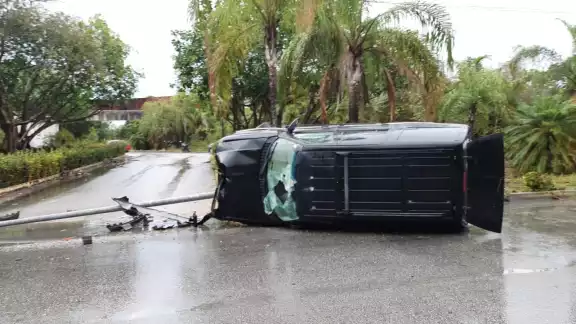 El vehículo quedó volcado con daños considerables, esto sobre el Arco Norte de Cancún, en el fraccionamiento La Joya El vehículo quedó volcado con daños considerables, esto sobre el Arco Norte de Cancún, en el fraccionamiento La Joya
