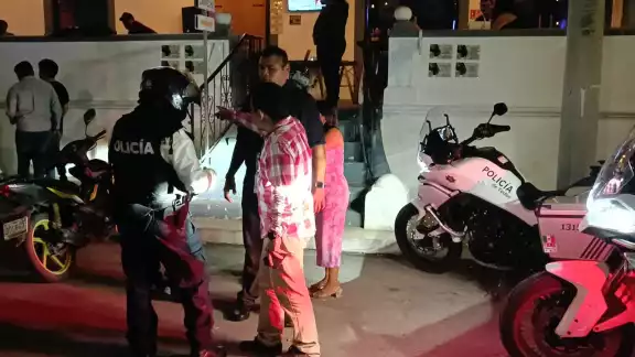 Su grupo los dejó solos con la cuenta y por eso intentaron irse sin pagar Su grupo los dejó solos con la cuenta y por eso intentaron irse sin pagar