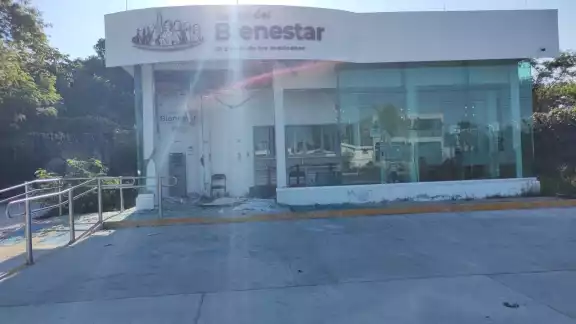 Los sujetos descendieron de una camioneta color roja, los daños los iniciaron con un volquete Los sujetos descendieron de una camioneta color roja, los daños los iniciaron con un volquete