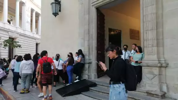 Estudiantes protestan frente al edificio central de la UADY en Mérida Estudiantes protestan frente al edificio central de la UADY en Mérida