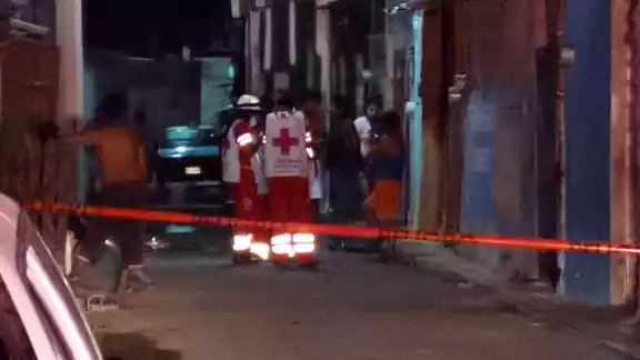 Una mujer desesperada pedía la presencia de una ambulancia a la Privada Jazmín esquina con Rosas Una mujer desesperada pedía la presencia de una ambulancia a la Privada Jazmín esquina con Rosas