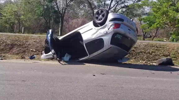 El auto chocó con una camioneta antes de volcar El auto chocó con una camioneta antes de volcar