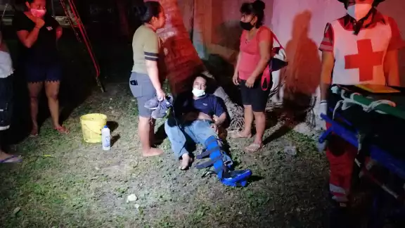 Tras la caída, los gritos de auxilio alertaron a los vecinos quienes llamaron a las autoridades Tras la caída, los gritos de auxilio alertaron a los vecinos quienes llamaron a las autoridades