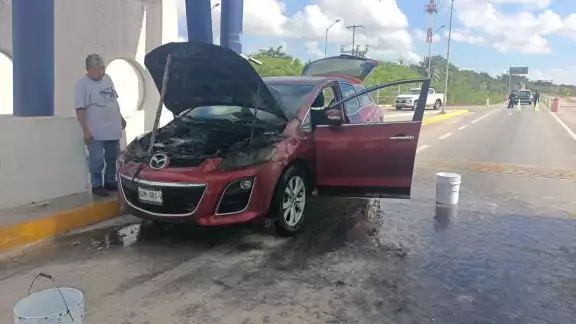 La Policía Quintana Roo solicitaron apoyo al Cuerpo de Bomberos para sofocar las llamas