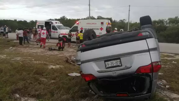 Dos personas terminaron con heridas por la volcadura Dos personas terminaron con heridas por la volcadura