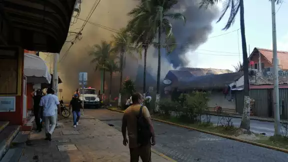 El siniestro comenzó en la palapa Mocambo hasta llegar a la palapa Miramar