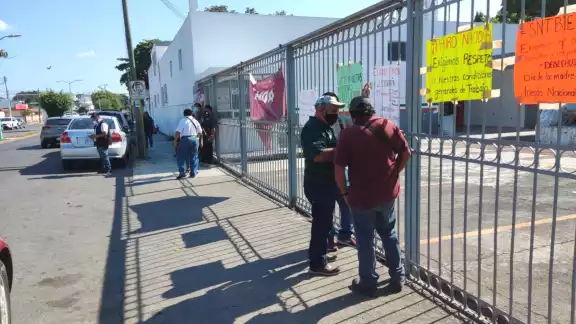 Algunas pancartas fueron colocadas a la entrada de la oficina de la Secretaría del Bienestar en Chetumal, capital de Quintana Roo Algunas pancartas fueron colocadas a la entrada de la oficina de la Secretaría del Bienestar en Chetumal, capital de Quintana Roo