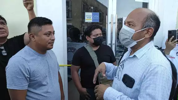 Los agentes se negaron a entregar copia de notificación de embargo y aseguramiento a la presidenta del DIF Los agentes se negaron a entregar copia de notificación de embargo y aseguramiento a la presidenta del DIF