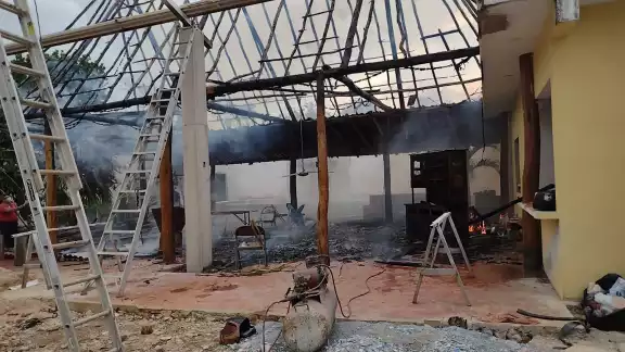Al parecer el incendio se generó por una chispa por trabajos de soldadura Al parecer el incendio se generó por una chispa por trabajos de soldadura